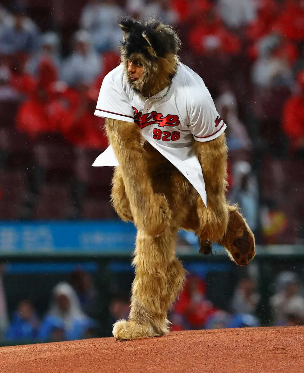 【画像・写真】＜広・D23＞始球式を務めたオダギリ　ジョー（撮影・岸　良祐）