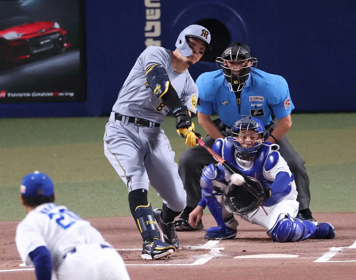 【画像・写真】＜中・神（20）＞初回、佐藤輝は右越えに先制の2点本塁打を放つ。投手涌井撮影・北條　貴史）