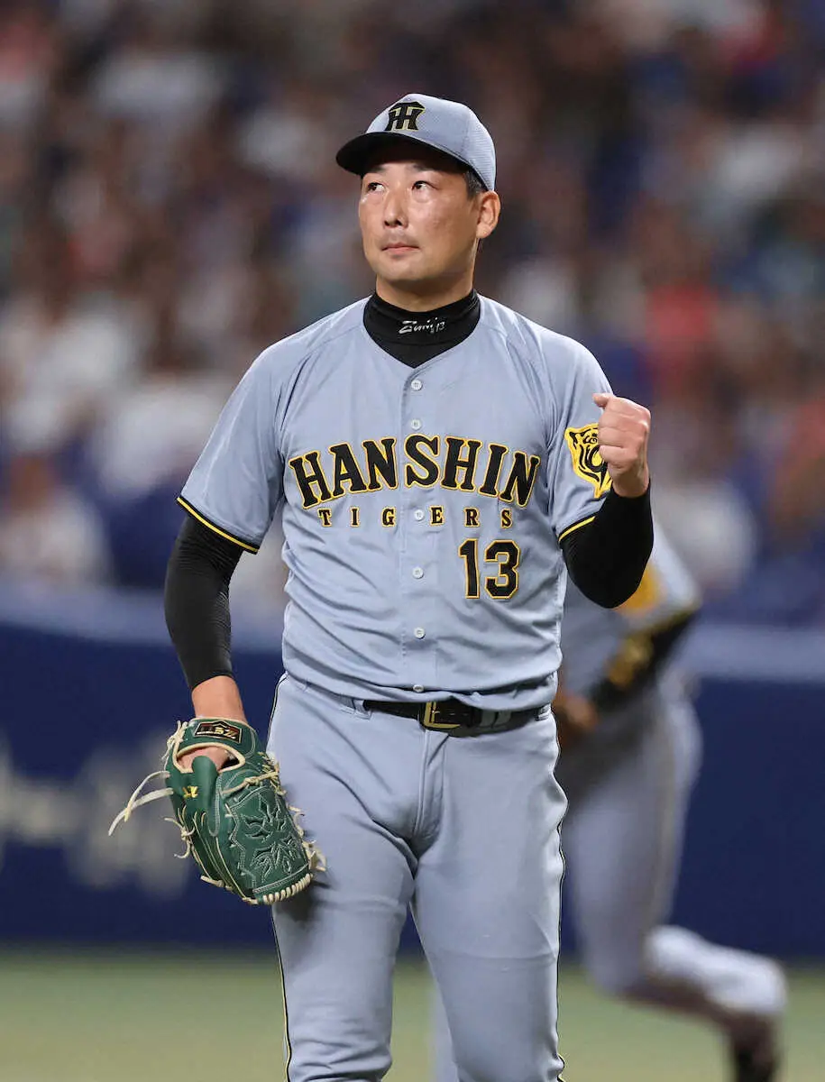 【画像・写真】＜中・神（20）＞　9回、ピンチを抑えガッツポーズの岩崎　（撮影・亀井　直樹）　