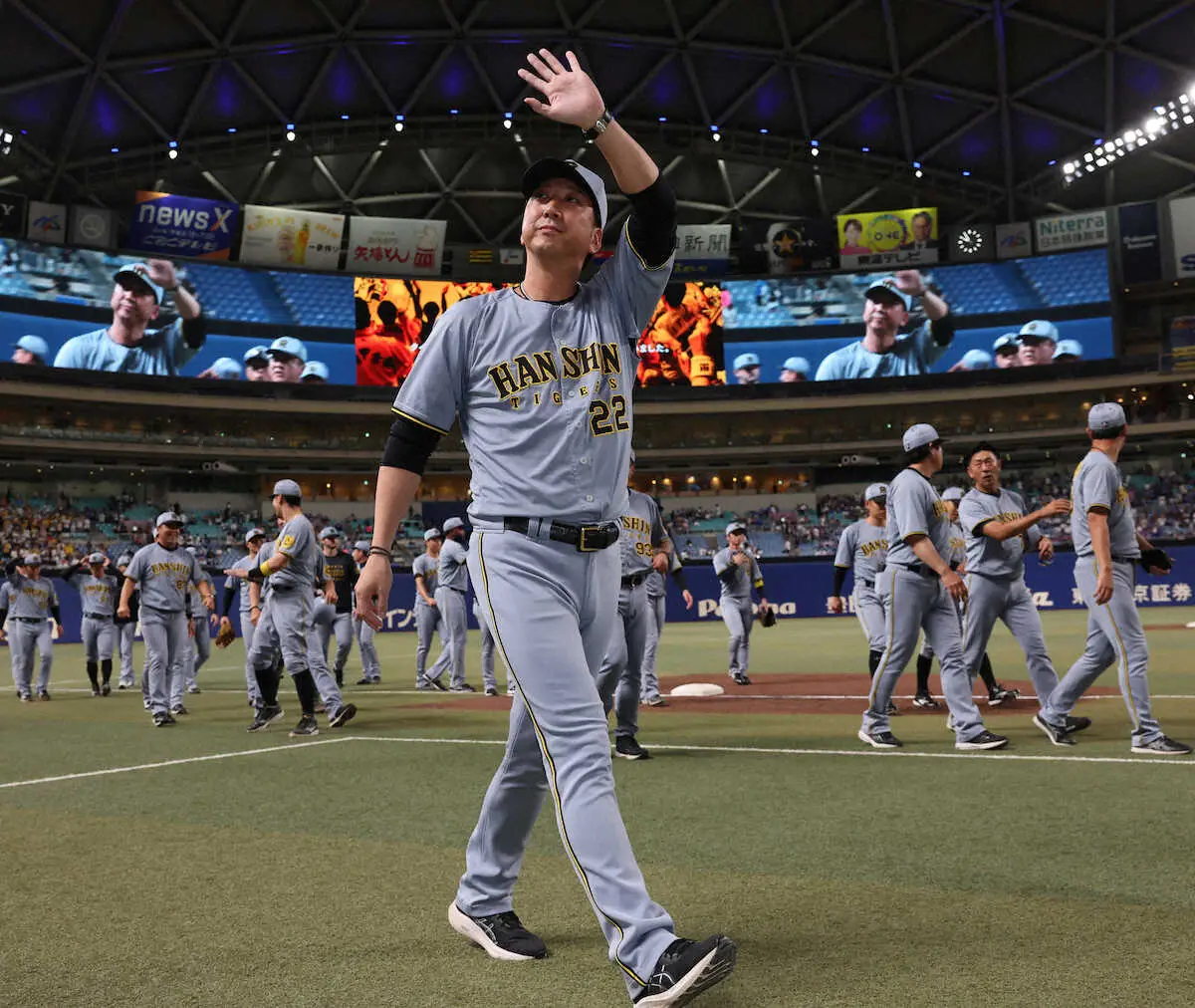 【画像・写真】＜中・神（20）＞　試合後、あいさつから引き揚げ時にファンに手を振る藤川球児監督　（撮影・亀井　直樹）　