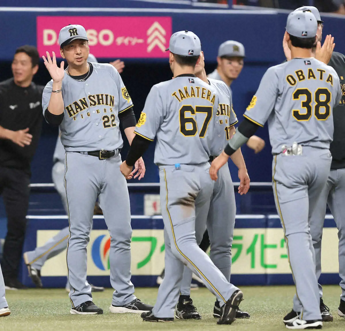 【画像・写真】＜中・神（20）＞中日に勝利し、ナインを迎える藤川監督（左）（撮影・椎名　航）