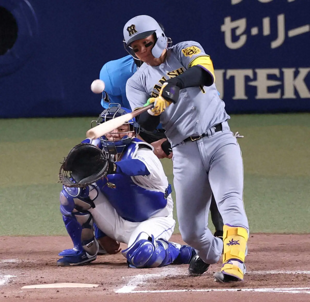 【画像・写真】＜中・神（20）＞7回、森下は左中間に2点適時二塁打を放つ（撮影・北條　貴史）