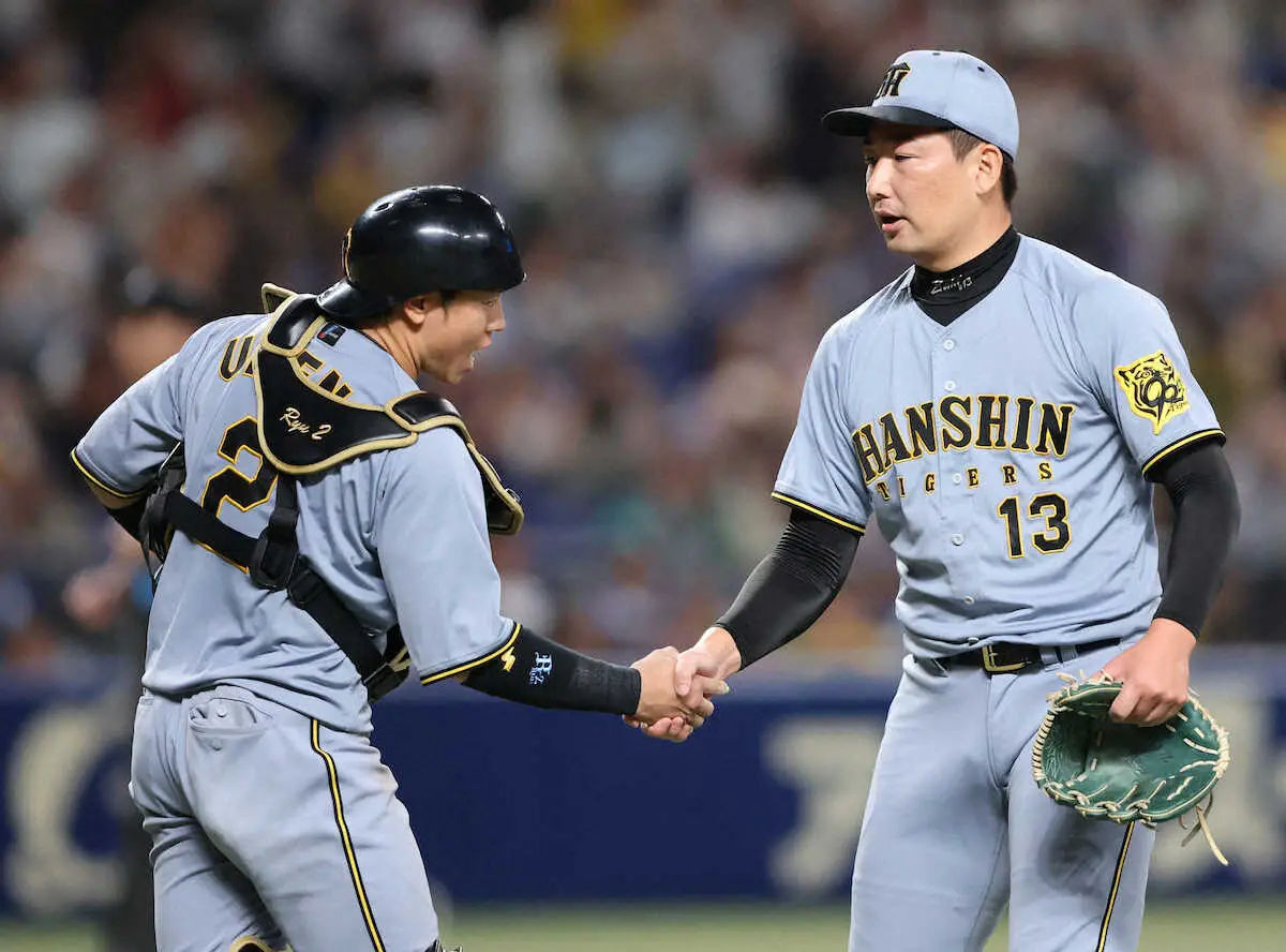 【画像・写真】＜中・神（20）＞最後を締め梅野（左）と握手する岩崎（撮影・椎名　航）