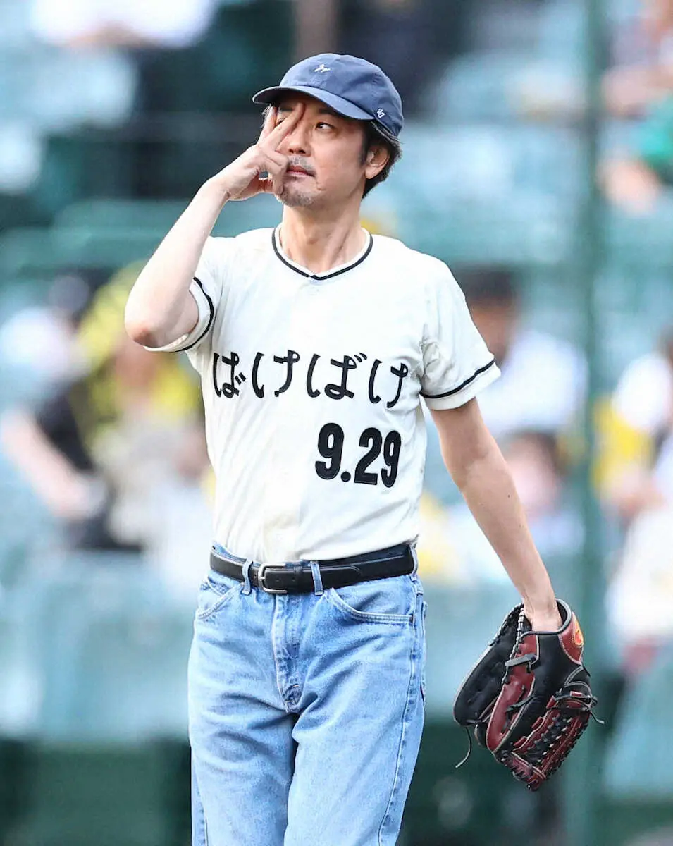 【画像・写真】阪神　俳優・岡部たかしがファーストピッチ「BTS」Vポーズの小ボケも披露「分かってくれたかな…」