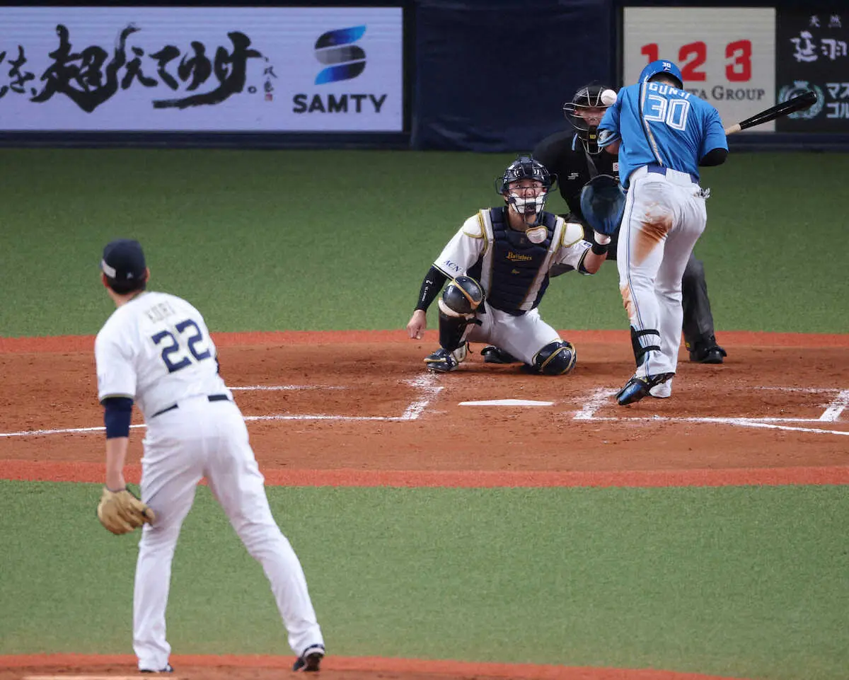 【画像・写真】オリックス九里の74キロ遅球が死球になる“珍事”　当たった郡司も気まずそうな表情浮かべる