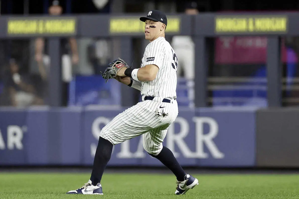 【画像・写真】ジャッジ　右肘負傷後初、42日ぶり外野守備　指揮官が一時今季中の守備は困難との見通し示すも復帰