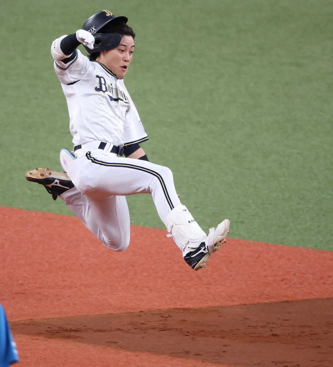 【画像・写真】オリックス・麦谷祐介が5回終了で途中交代　二塁へのスライディングで左膝付近痛めたか