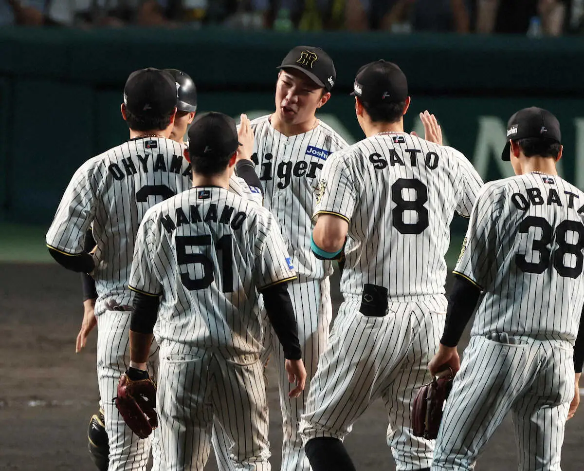 【画像・写真】＜神・広＞最後を締めた石井（中央奥）はナインとタッチをかわす（撮影・大森　寛明）
