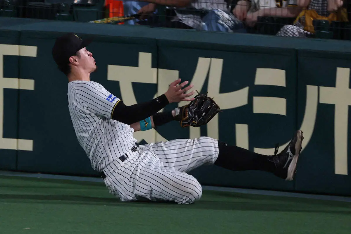 【画像・写真】＜神・広＞9回、モンテロの打球を好捕する佐藤輝（撮影・大森　寛明）