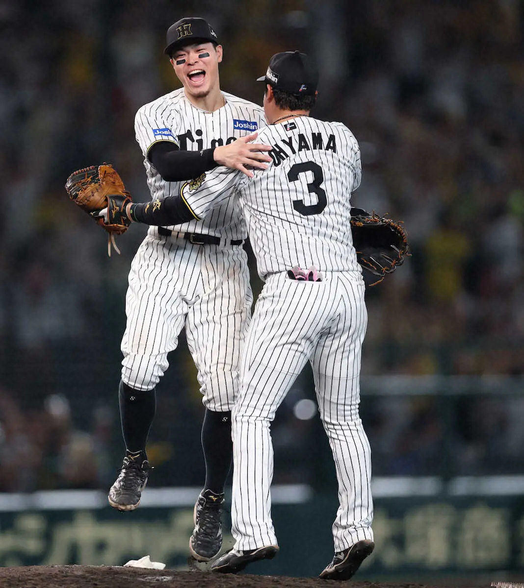 【画像・写真】阪神・佐藤輝明　初タイトルへ「あとは楽しむだけかな」2年ぶりV「優勝できてホッとしています」