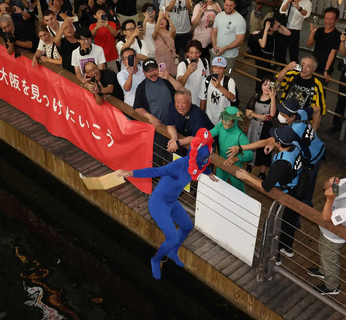 【画像・写真】＜阪神優勝・道頓堀＞道頓堀に飛び込むミャクミャクのコスプレをした男性（撮影・中辻　颯太）