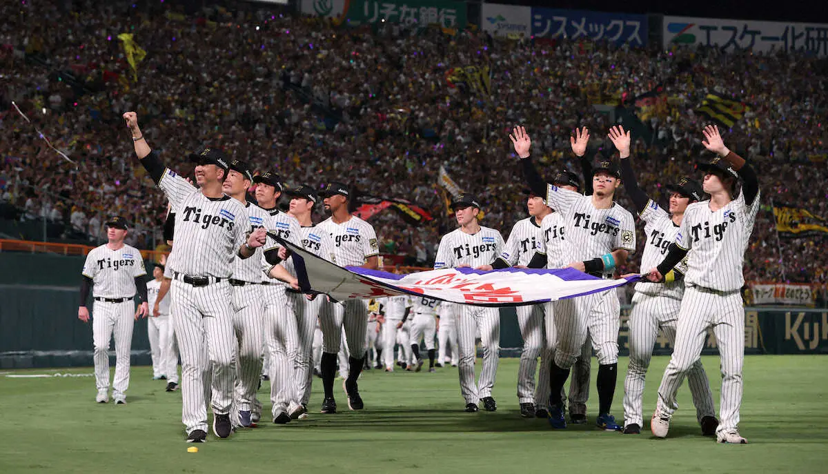 【画像・写真】ペナントを手に場内一周する阪神ナイン（撮影・大森　寛明）