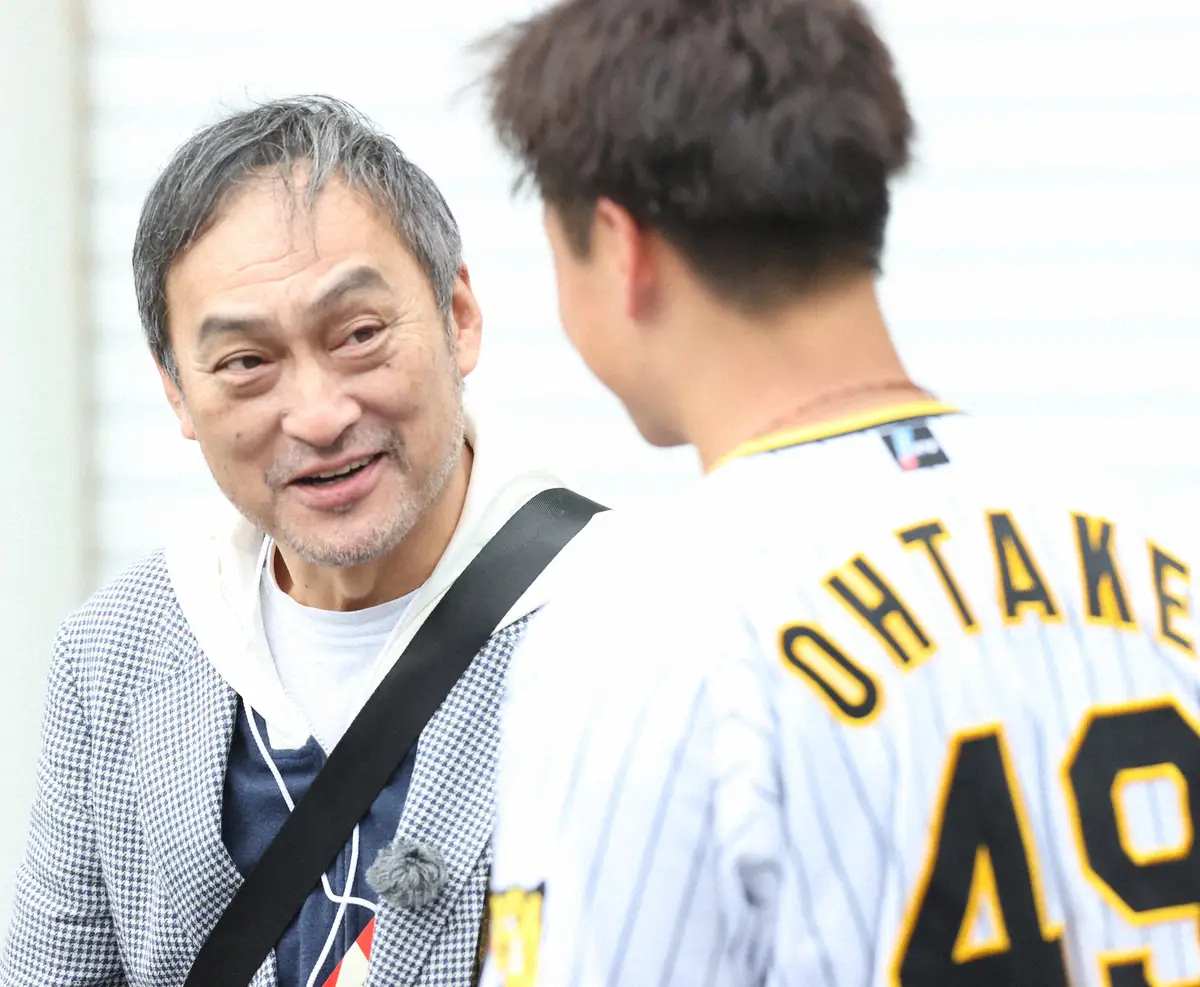 【画像・写真】(阪神宜野座キャンプ)投球練習を終えた大竹耕太郎（右）と言葉をかわす渡辺謙（撮影・北條　貴史）