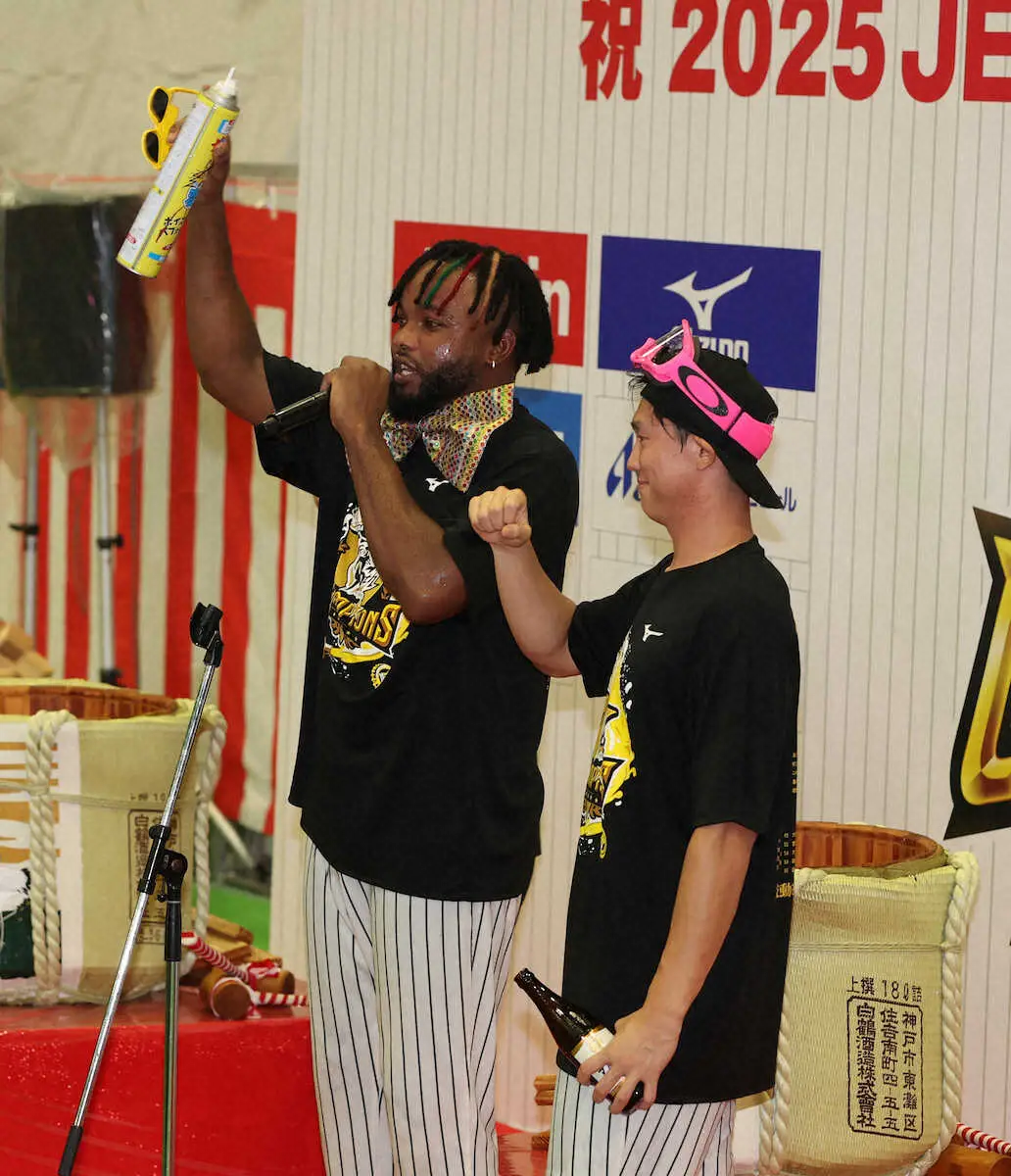 【画像・写真】阪神・湯浅が祝勝会中締め　「お疲れナマです」「平田2軍監督見てますか?」無茶ぶりでドリスコールも