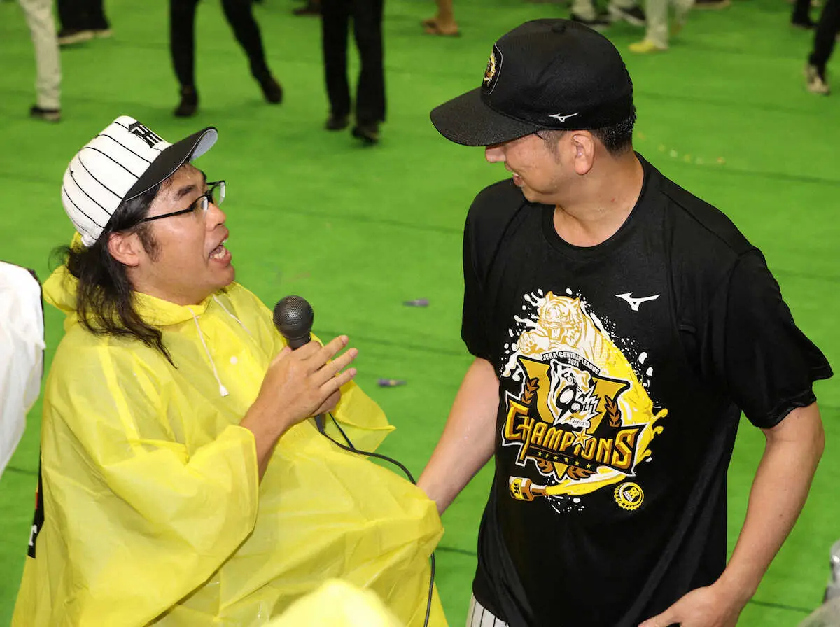 【画像・写真】＜阪神祝勝会＞藤川監督（右）にインタビューするロッチ中岡（撮影・大森　寛明）