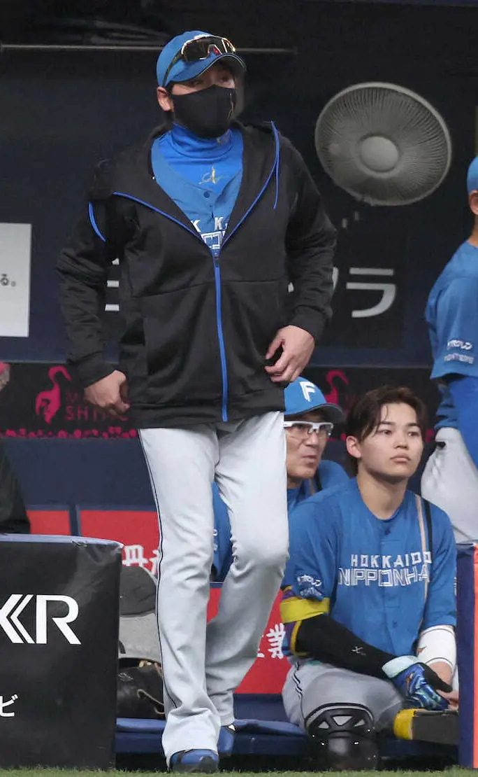【画像・写真】＜オ・日23＞6回、選手交代でベンチを出る新庄監督（撮影・後藤　正志）