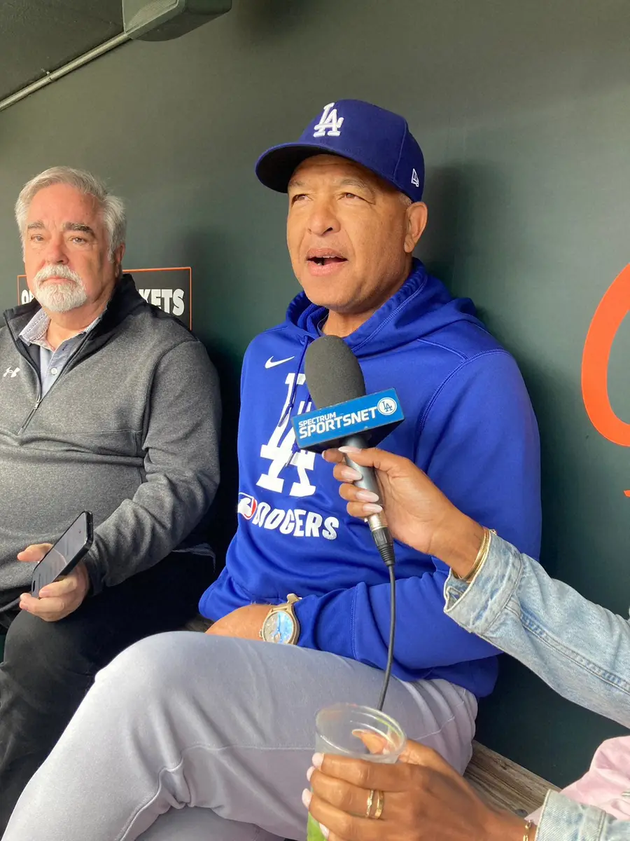 【画像・写真】オリオールズ戦前に取材対応するドジャースのデーブ・ロバーツ監督
