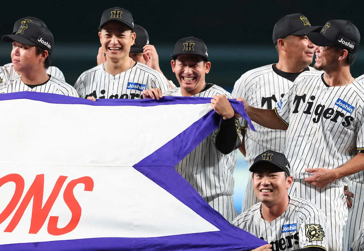 【画像・写真】＜神・広23＞笑顔で記念撮影に納まる伊原（中央）（撮影・北條　貴史）