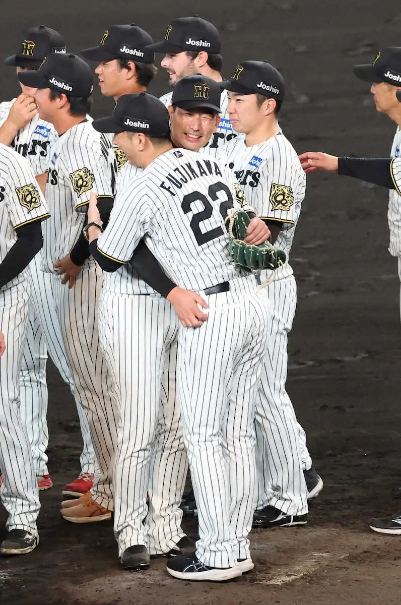 【画像・写真】阪神・岩崎優　“後継者は石井”　「泣いたりしてた2年前に比べると頼もしい」監督登場曲使用“秘話”も