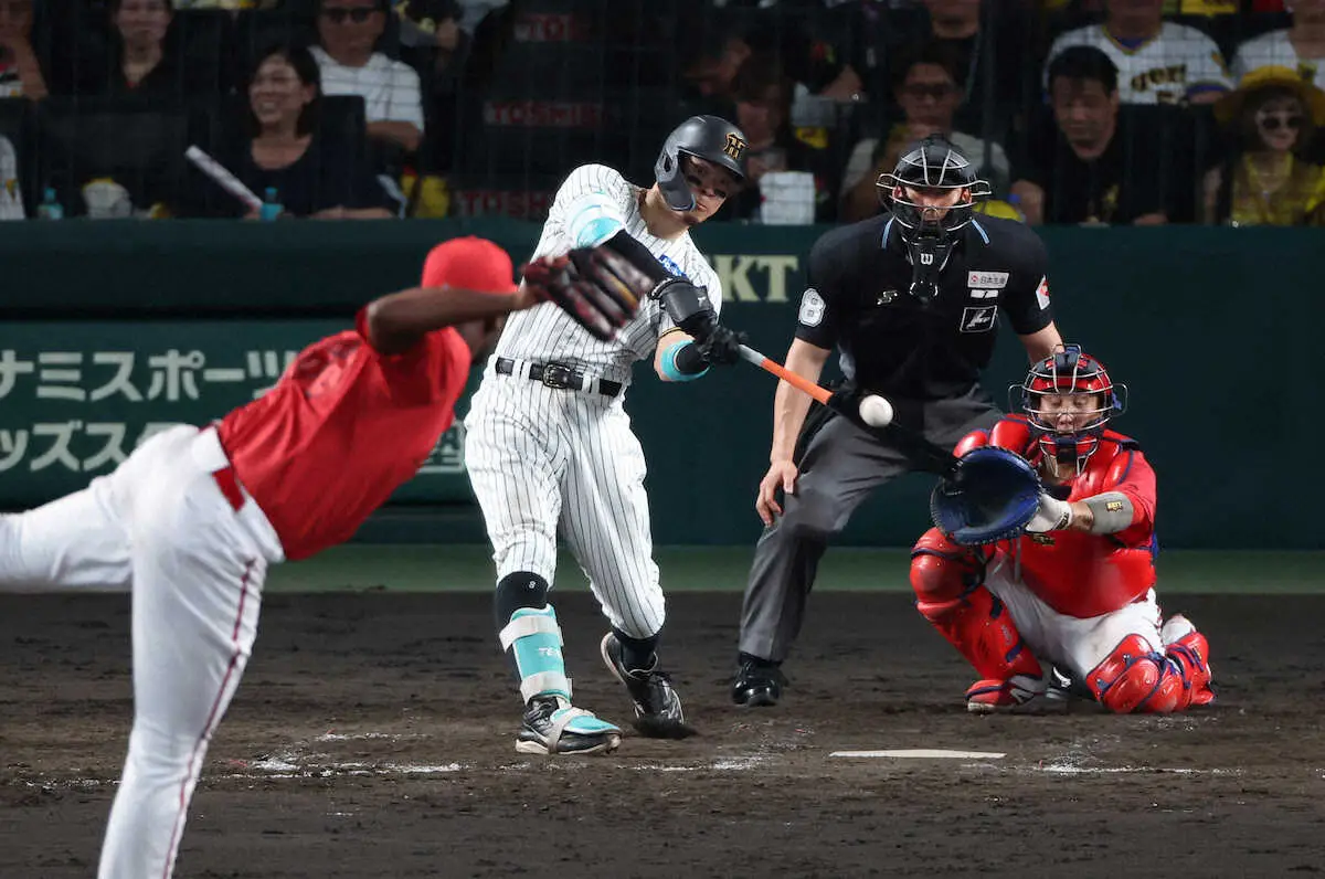 【画像・写真】＜神・広23＞　5回、佐藤輝は二塁打を放つ（投手・ハーン）　（撮影・須田　麻祐子）