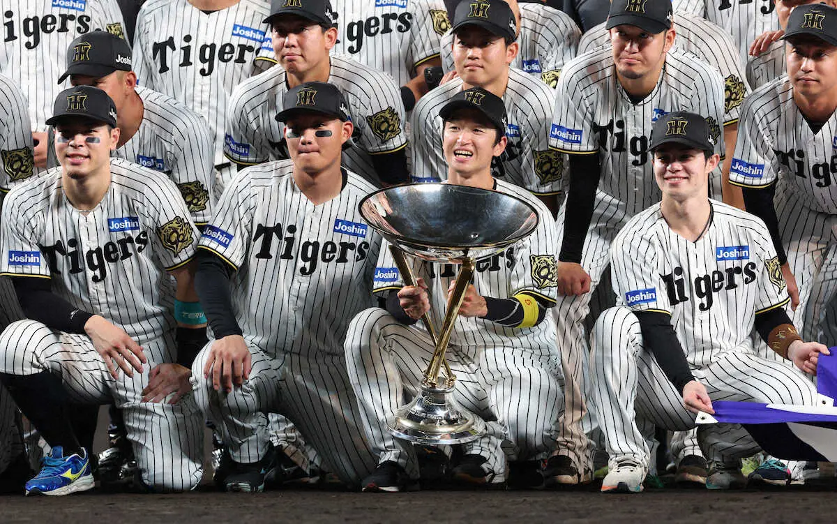 【画像・写真】＜神・広23＞笑顔で記念撮影に納まる（左から）佐藤輝、森下、近本、中野（撮影・北條　貴史）