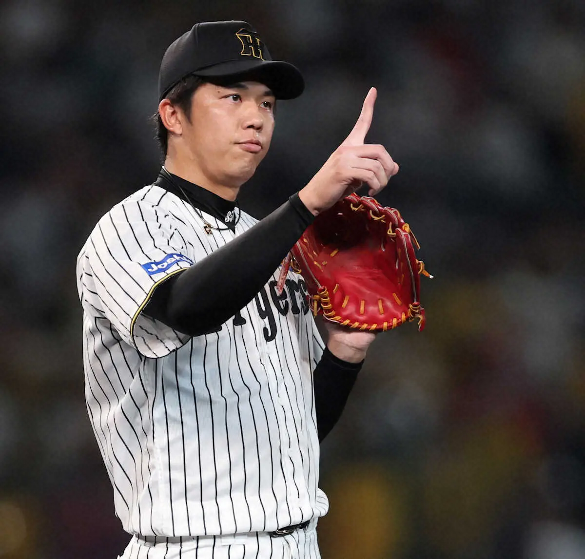 【画像・写真】＜神・広23＞4回、野手陣に声をかける才木（撮影・北條　貴史）