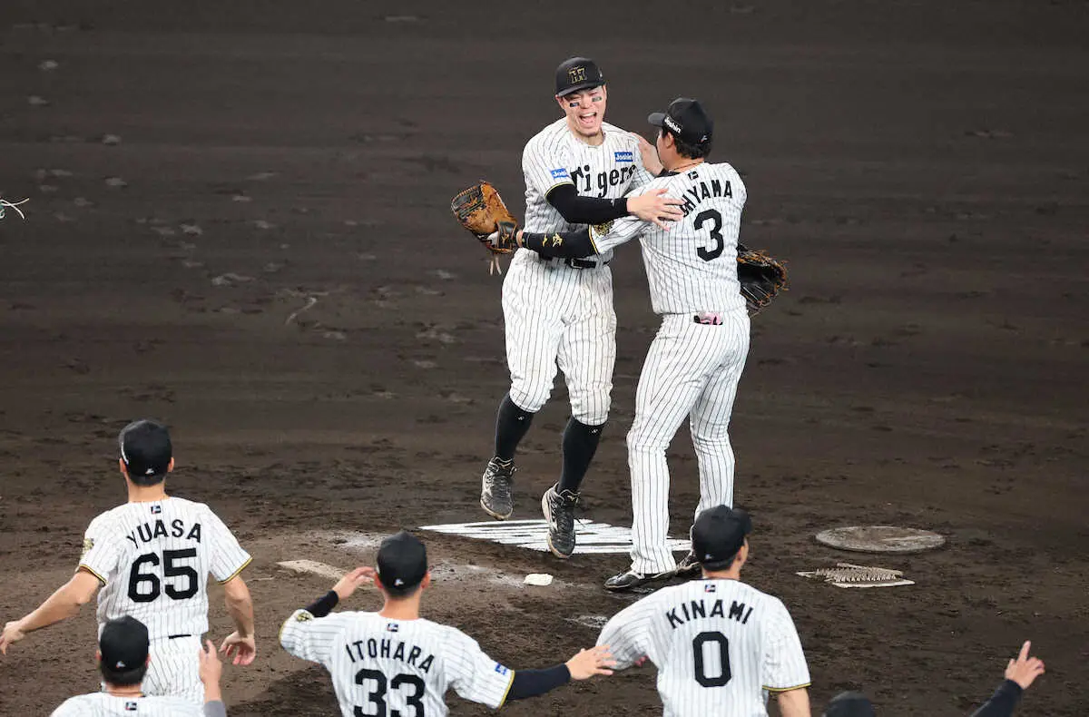 【画像・写真】＜神・広23＞優勝を決め、大山（右）と抱き合って喜ぶ佐藤輝（撮影・椎名　航）