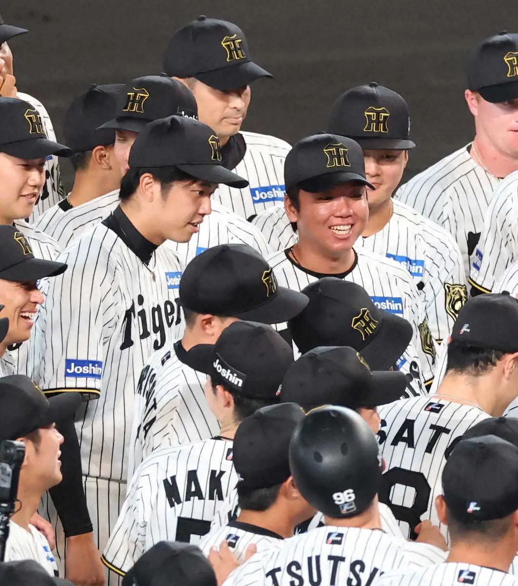 【画像・写真】＜神・広23＞　優勝し胴上げの輪に加わる才木と村上　（撮影・亀井　直樹）　