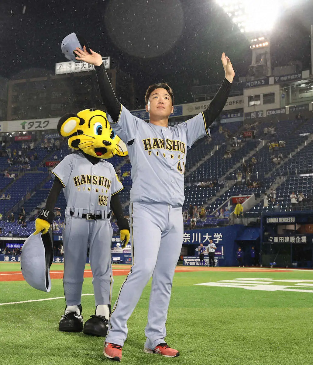 【画像・写真】＜D・神＞試合後、ファンの声援に応える村上（撮影・須田　麻祐子）