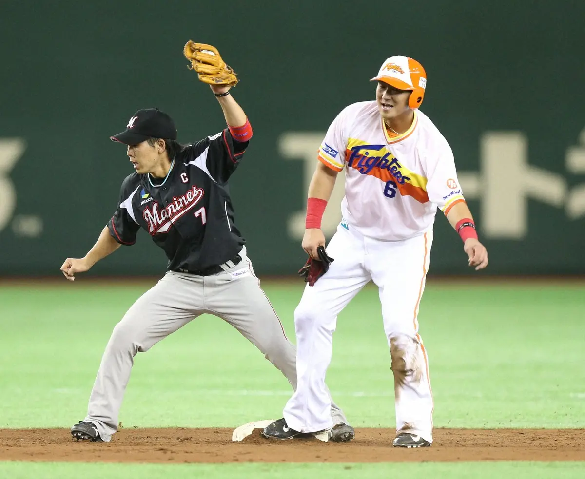 【画像・写真】二盗を試みた日本ハム・中田翔（右）にタッチしアウトにしたロッテ・鈴木大地（所属はいずれも当時、14年撮影）