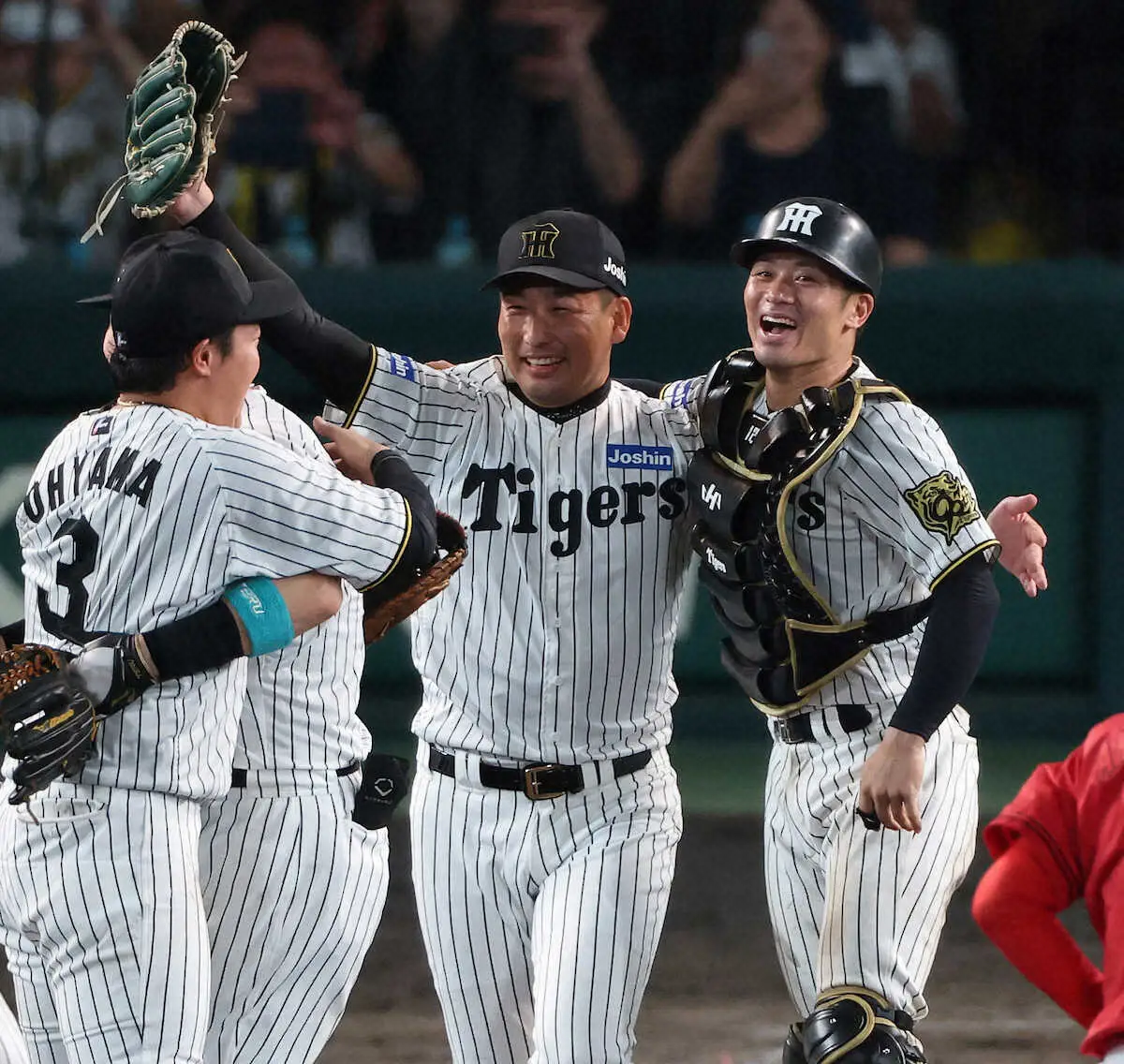 【画像・写真】＜神・広23＞　岩崎（左）と抱き合う坂本　（撮影・須田　麻祐子）