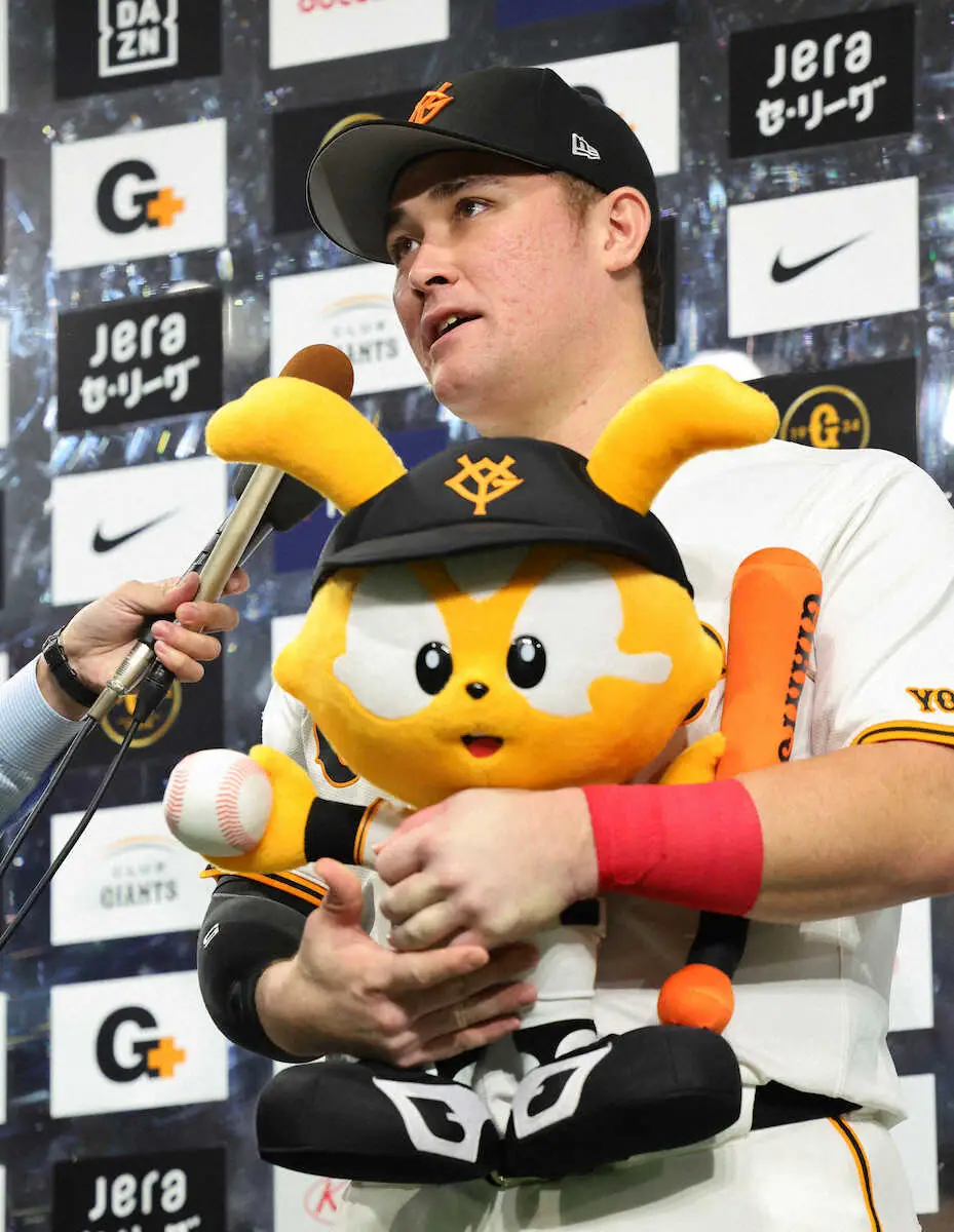【画像・写真】巨人リチャード　爆笑＆興奮のお立ち台　満塁で打席回り「うわぁ～！」本塁打して「うぉ～っ！」