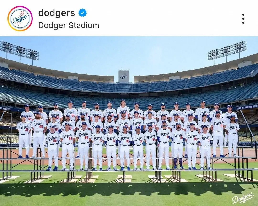 【画像・写真】大谷翔平　球団の集合写真撮影でフリーマンと並んでお茶目ポーズ披露　山本由伸はキム・ヘソンと自撮り