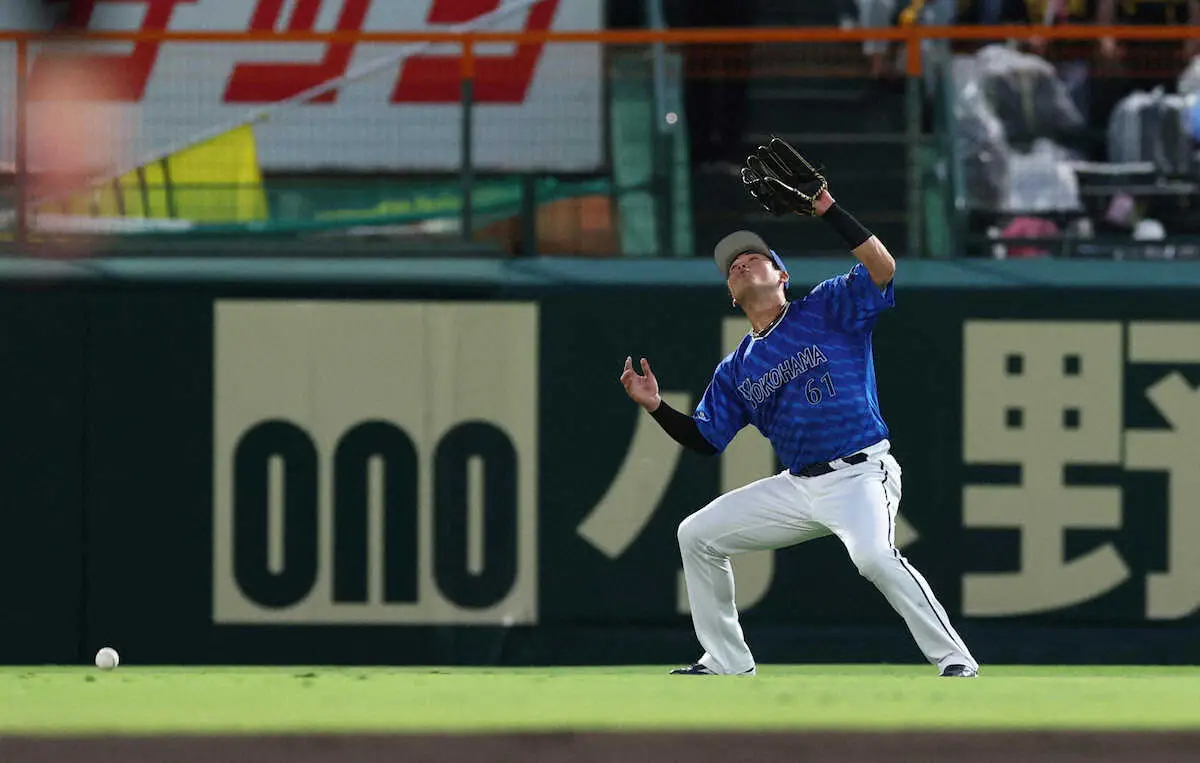 【画像・写真】阪神・佐藤輝明の打球をDeNA右翼・蝦名が見失う幸運打　初回2死二塁からラッキー先制二塁打