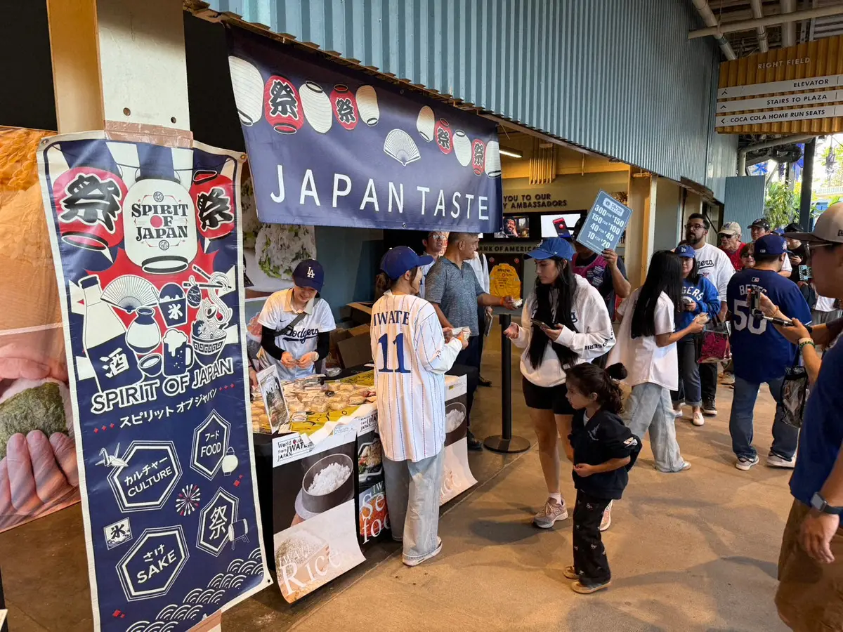 【画像・写真】ドジャースタジアムで岩手米のおにぎり2000個配布　達増拓也知事も参加し大盛況