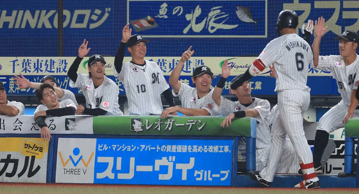 【画像・写真】ロッテ、首位ソフトバンクから3回までに8得点　先制ソロの西川「変化球に対応できた」