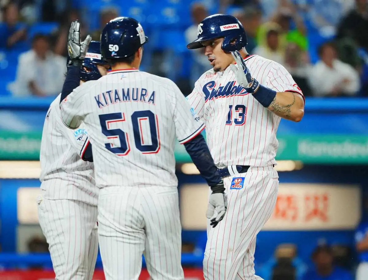 【画像・写真】ヤクルト・オスナ“3度目の正直”満塁弾！！　大ファウル2本後に左翼席にグランドスラム