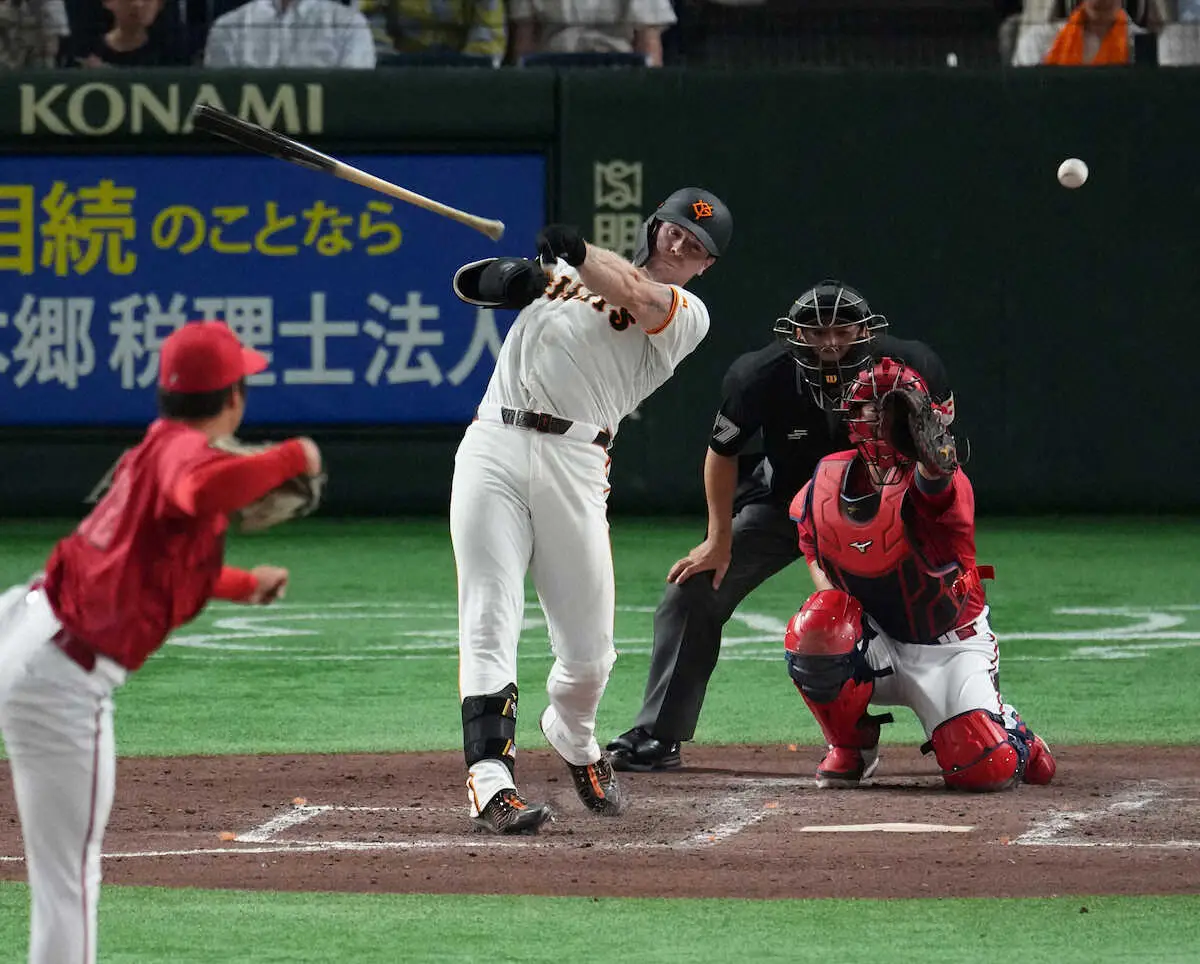 【画像・写真】巨人ナイン危機一髪！　キャベッジの手からすっぽ抜けたバットが一直線にベンチを急襲