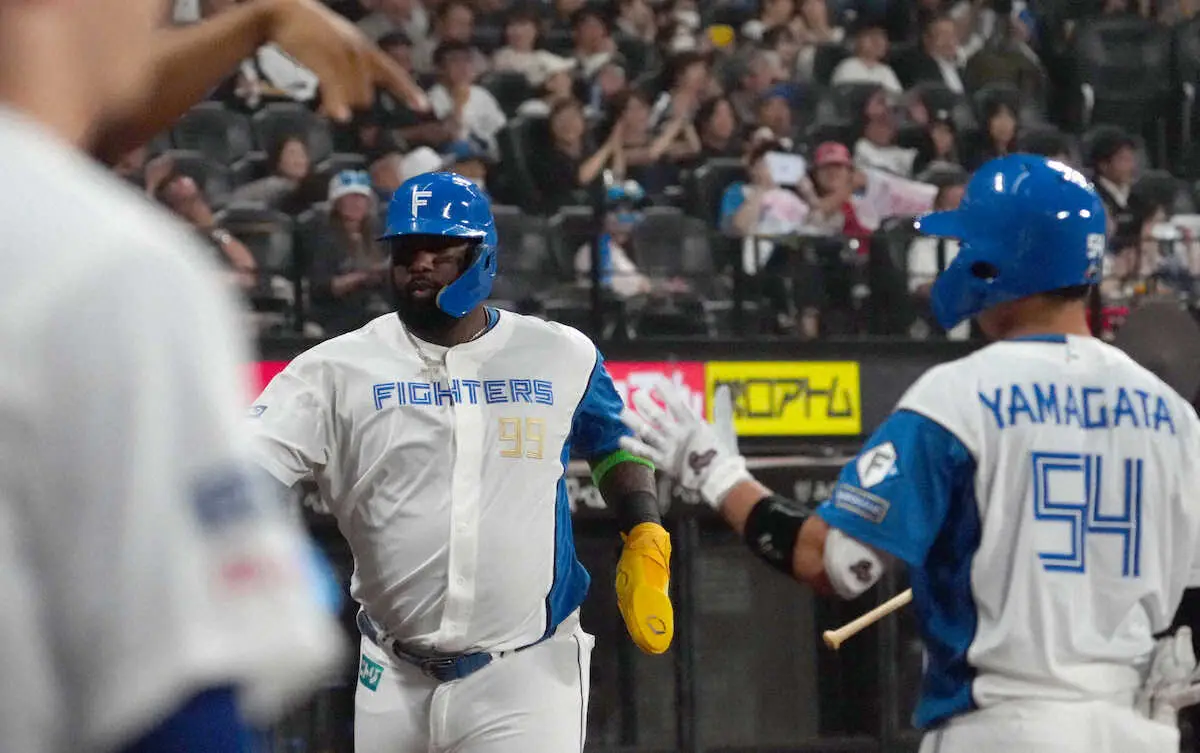 【画像・写真】新庄日本ハム　逆転V見えた！首位ソフトバンクに2ゲーム差　入院中の打撃コーチに贈る16安打10得点