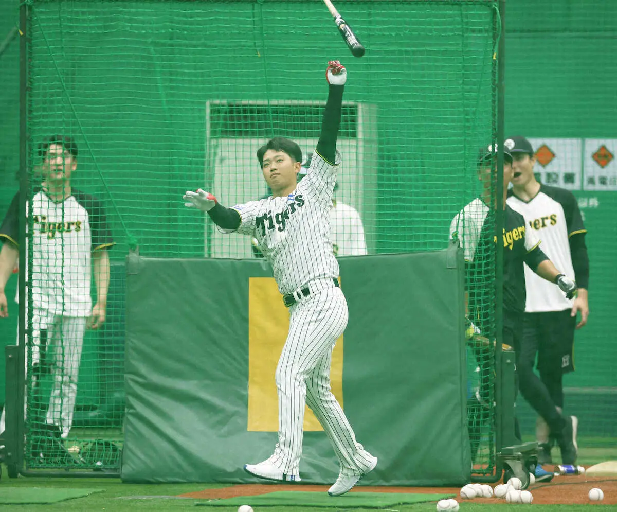 【画像・写真】室内練習場で打撃練習する阪神・中川（撮影・大森　寛明）