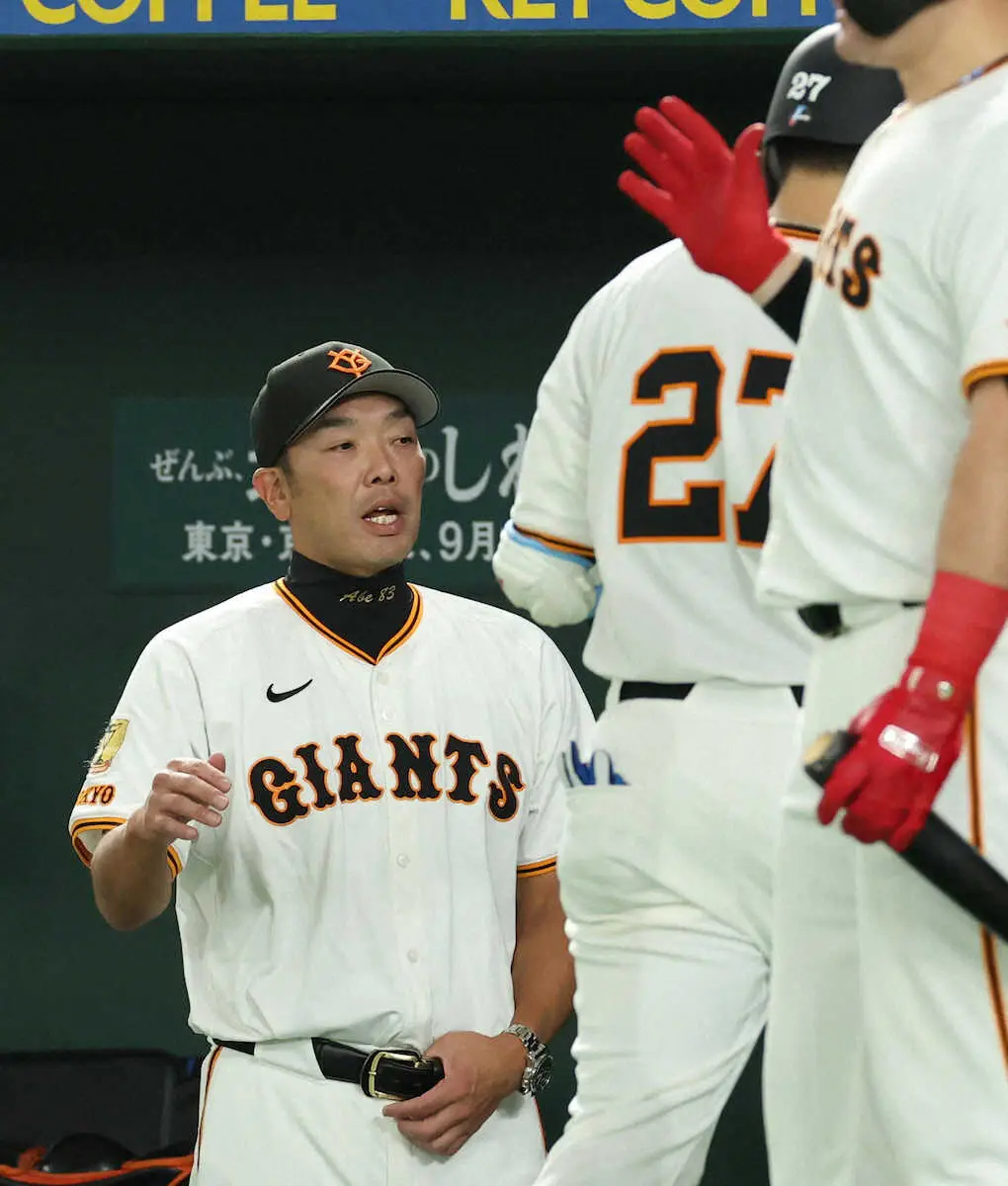 【画像・写真】巨人・増田大輝がアクシデントで途中交代　空振りした際に負傷か