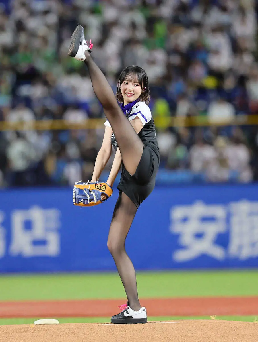 【画像・写真】始球式を行う岡田紗佳（撮影・尾崎　有希）