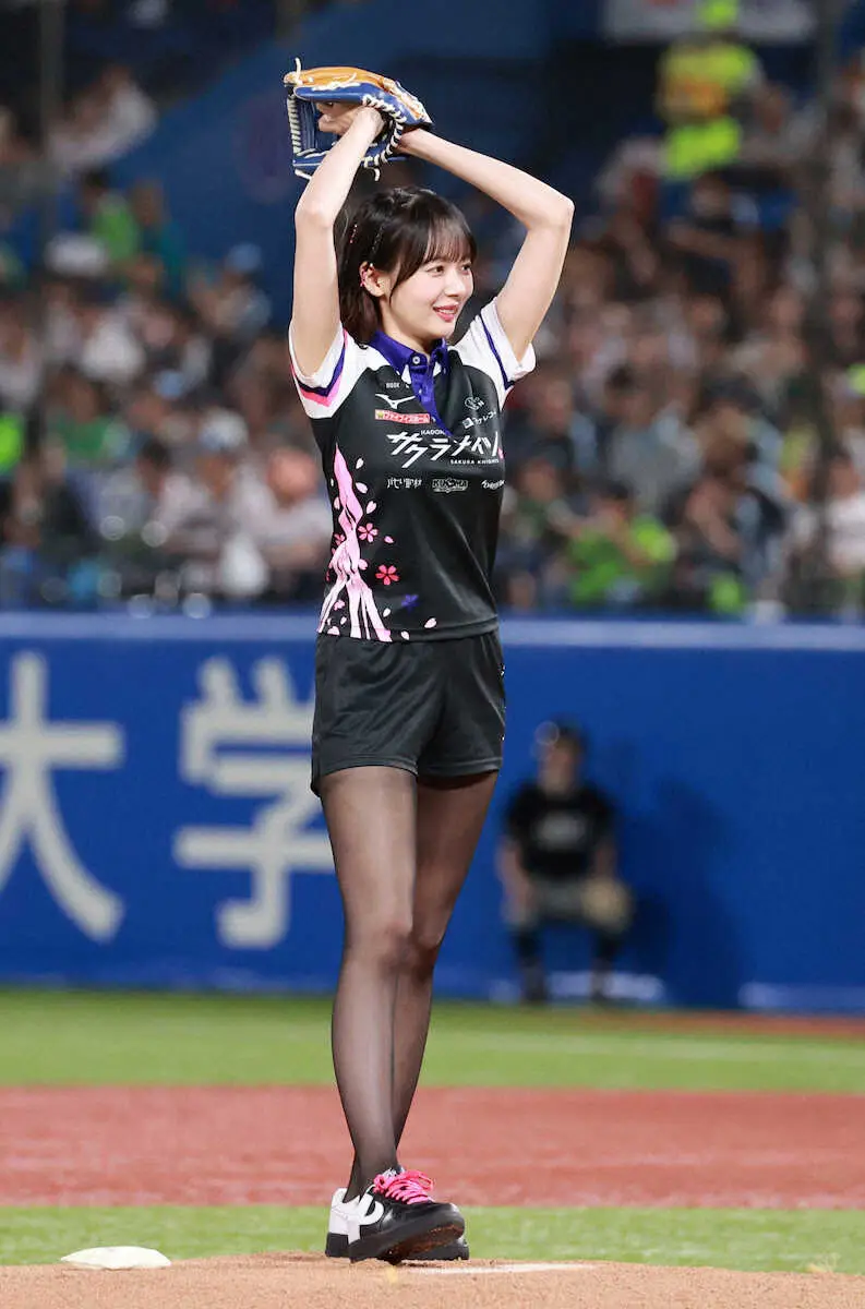 【画像・写真】グラビアモデルでプロ雀士の岡田紗佳が始球式（撮影・篠原岳夫）