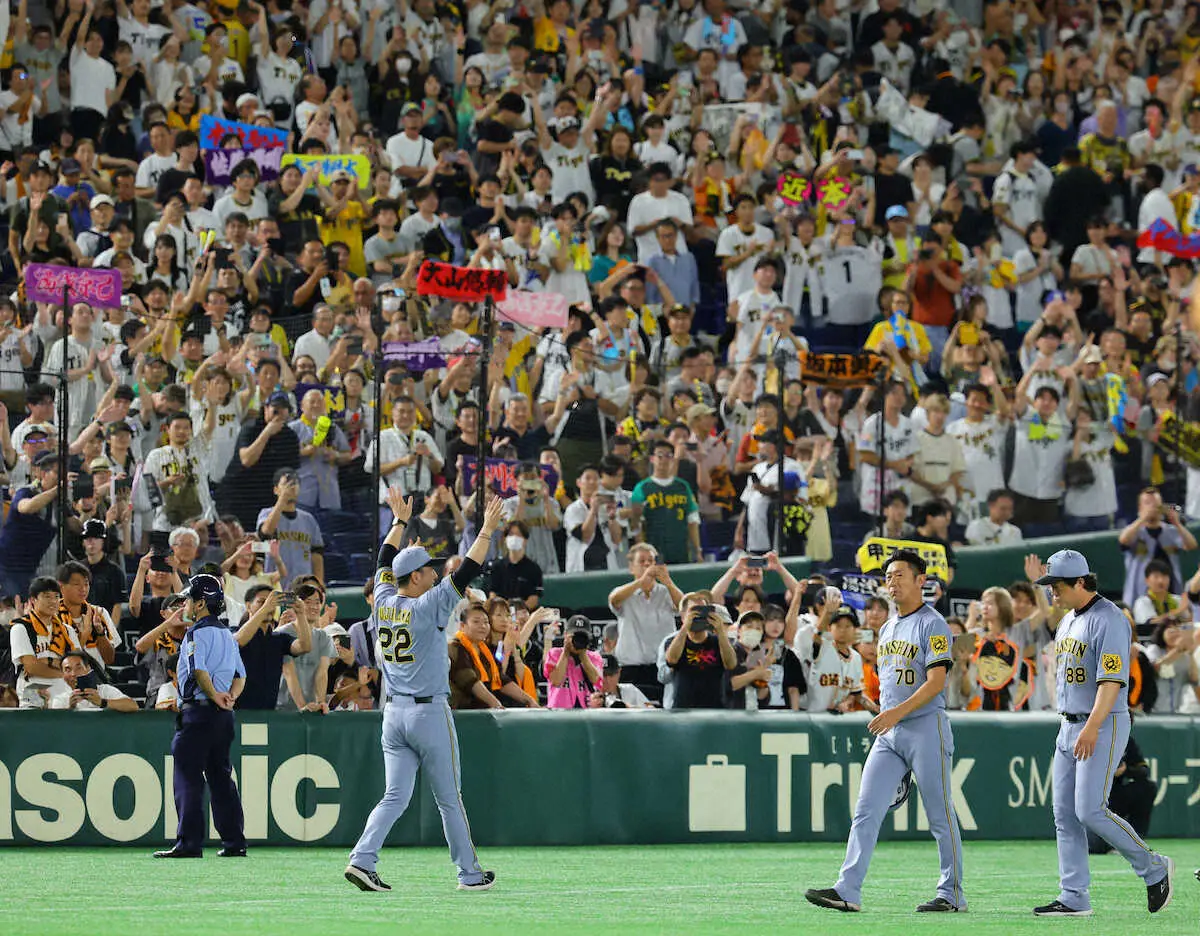 【画像・写真】阪神　藤川監督は東京ドーム最終戦に「最後いい勝負になった」ファンにあいさつ