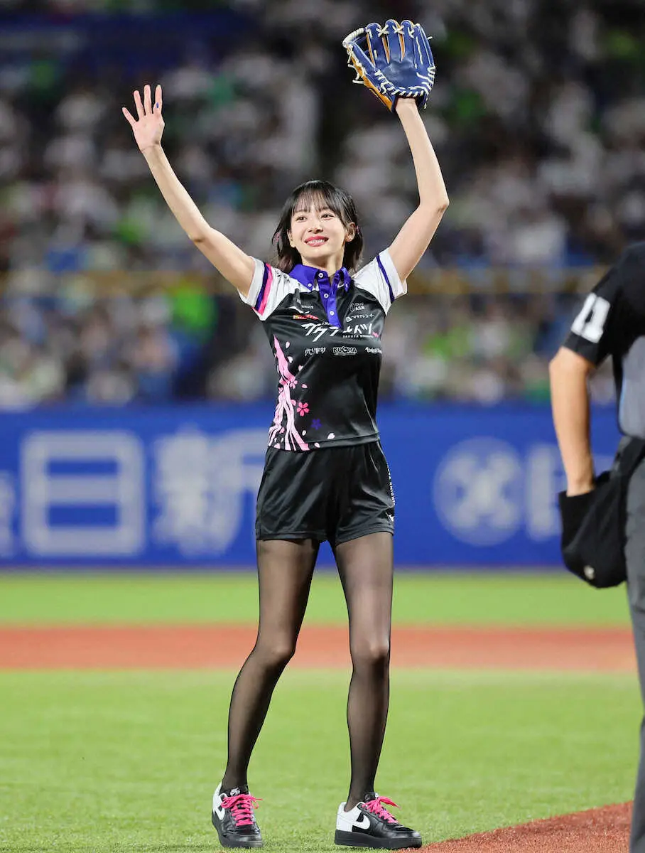 【画像・写真】始球式を行う岡田紗佳（撮影・尾崎　有希）