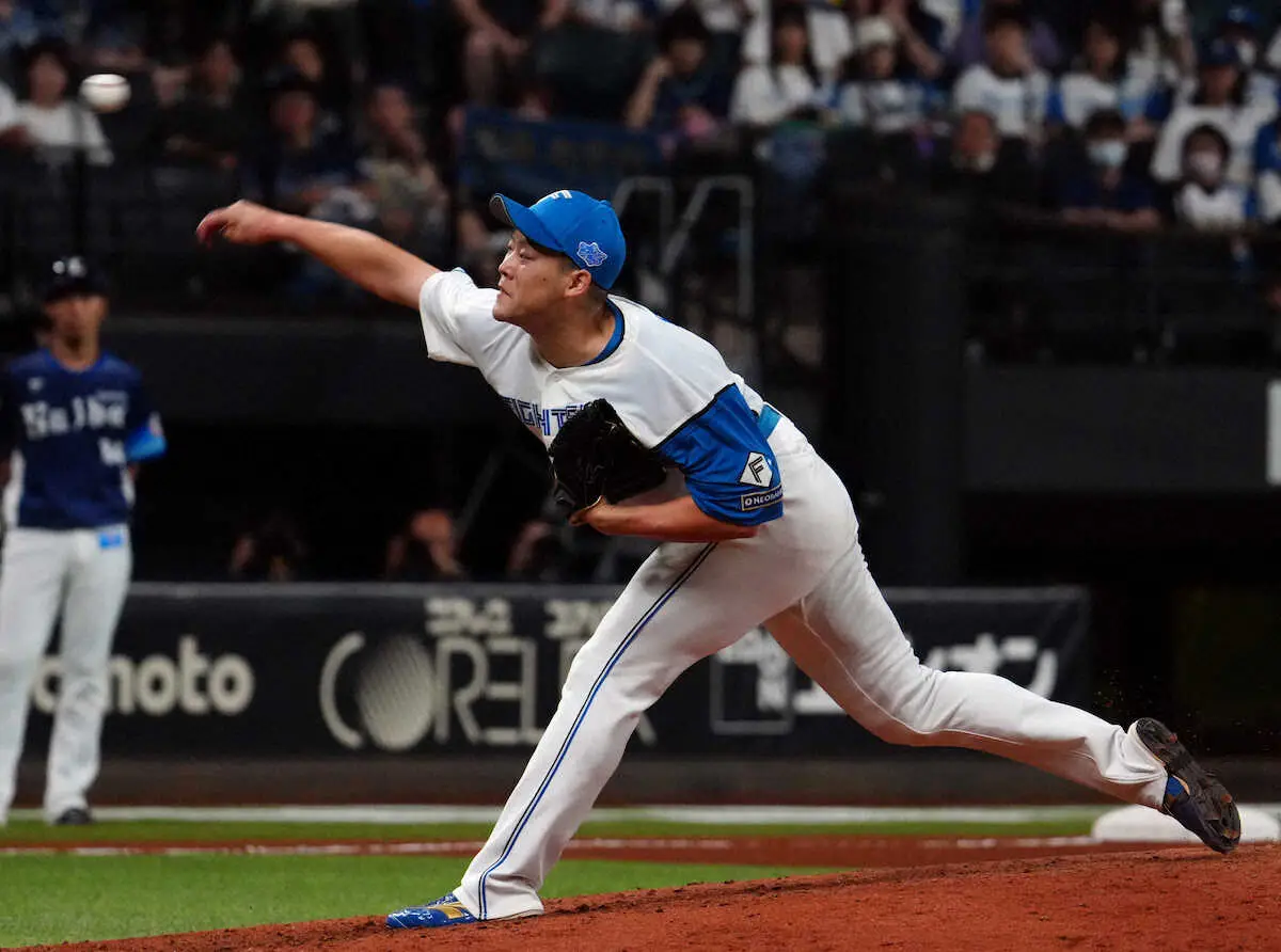 【画像・写真】8回に登板し161キロを投げる日本ハム・斎藤（撮影・高橋　茂夫）