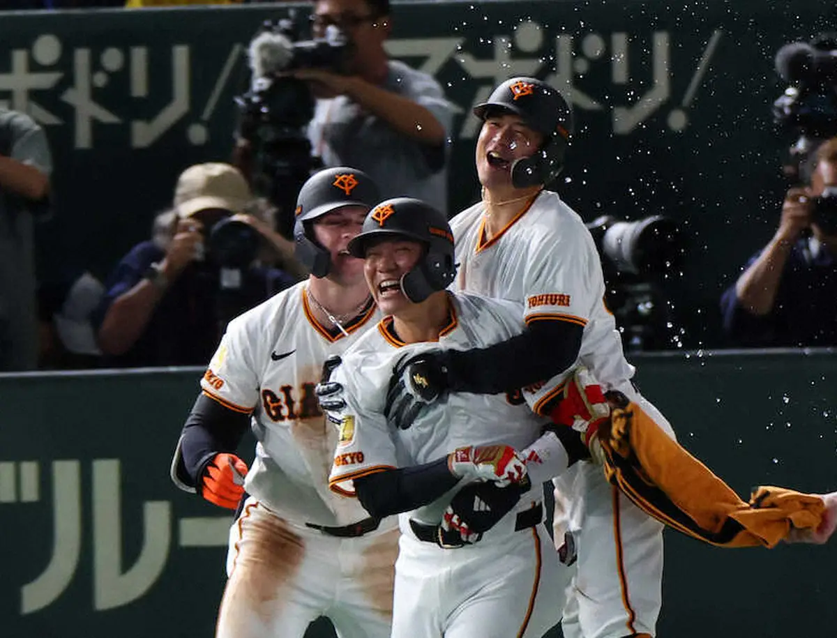 【画像・写真】巨人・坂本　プロ19年目初の代打サヨナラ打　CSの“切り札”任せろ!