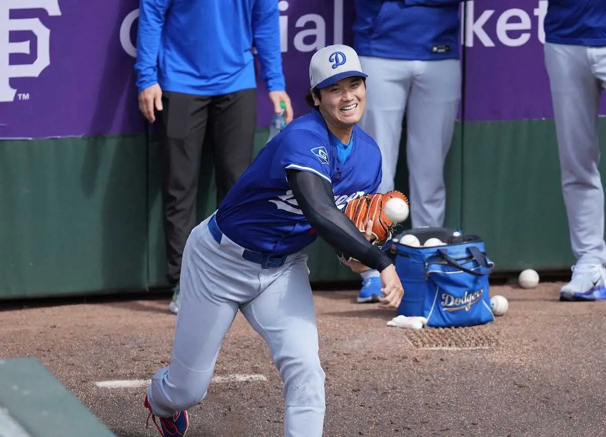 【画像・写真】＜ジャイアンツ・ドジャース＞ブルペンで投げるドジャース・大谷（撮影・小海途　良幹）