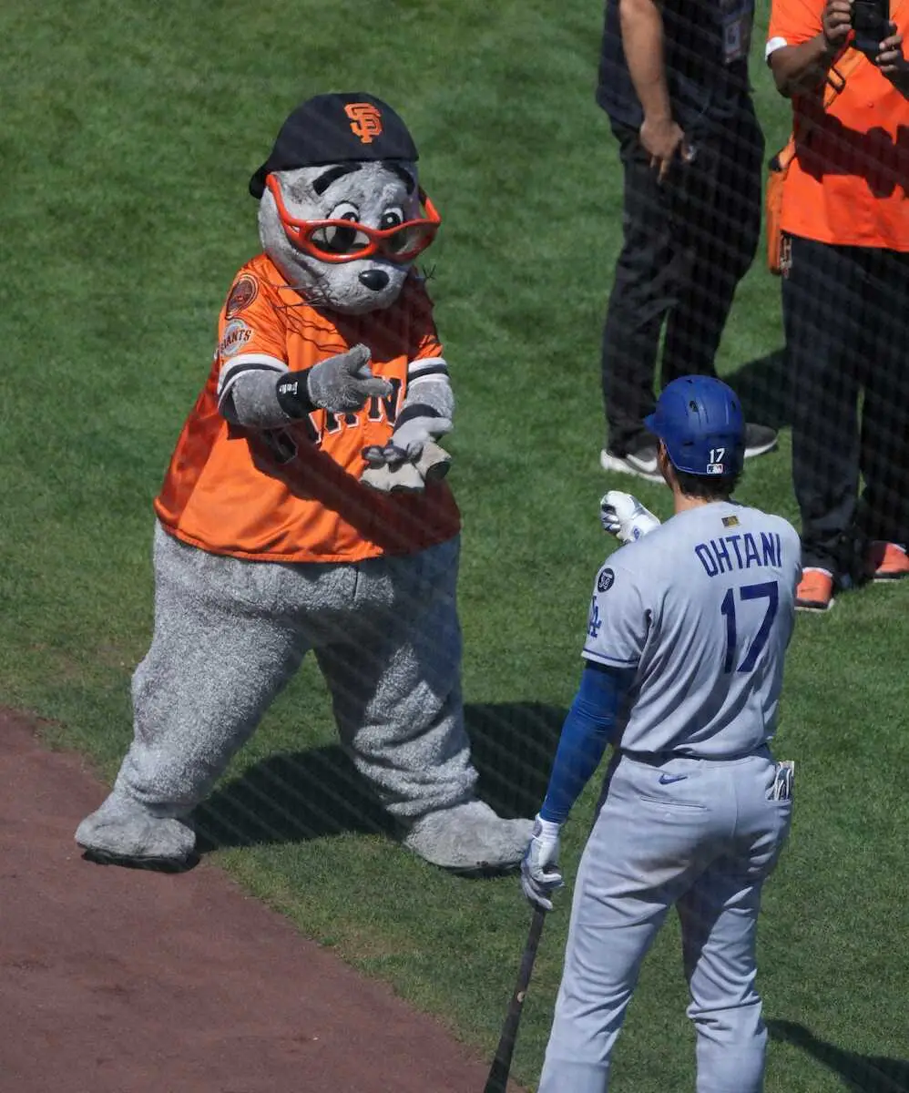 【画像・写真】大谷翔平　相手球団マスコットと再び共演　前日は挑発を受けるもこの日はジャンケンで対決