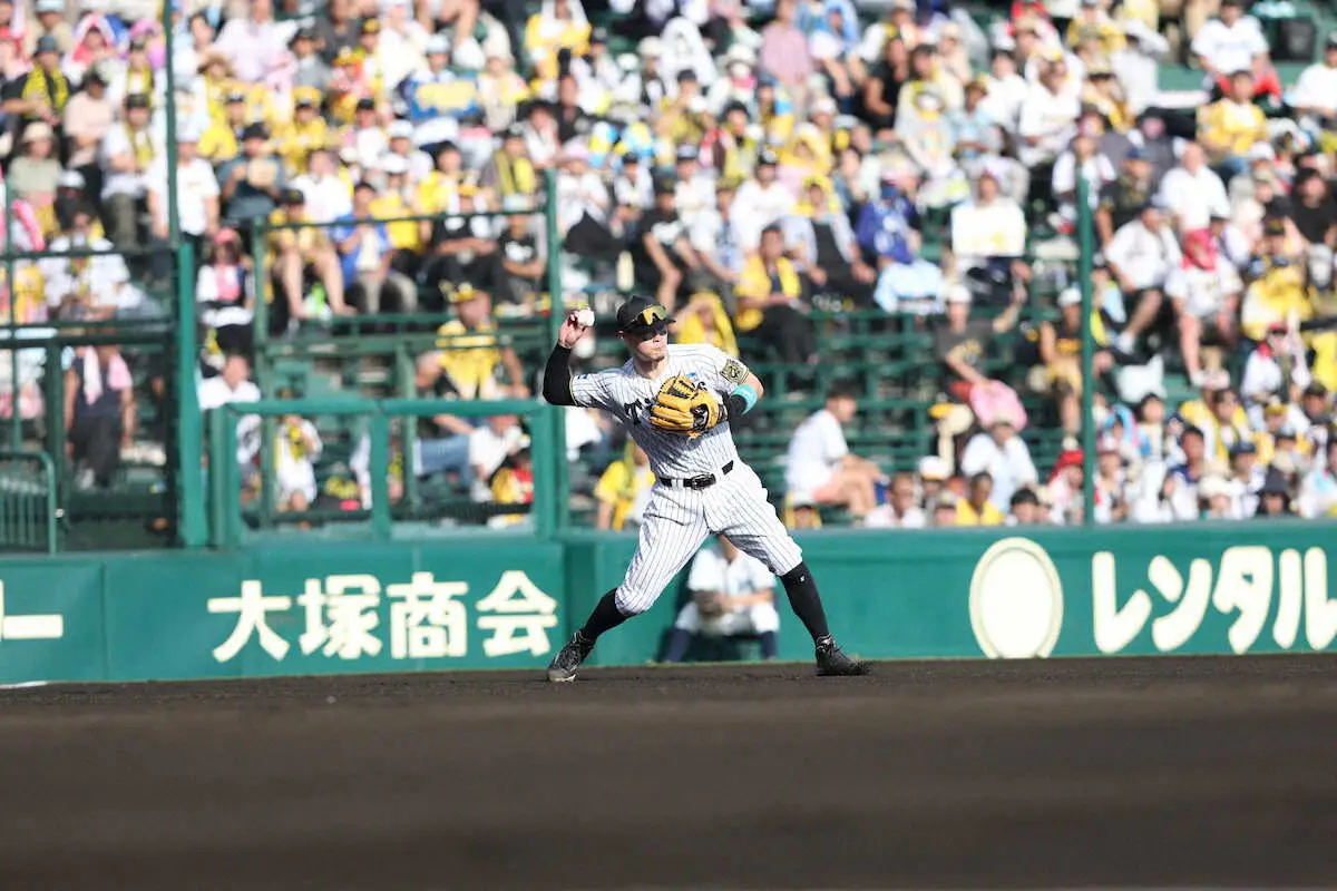 【画像・写真】＜神・中＞6回、三ゴロを処理する佐藤輝